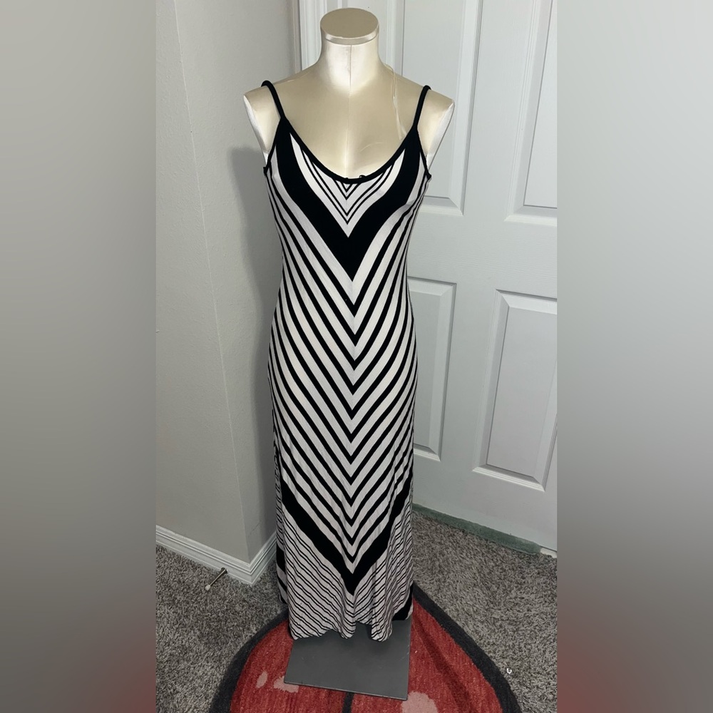 Guess Black and White Chevron Maxi Dress w/adjustable straps